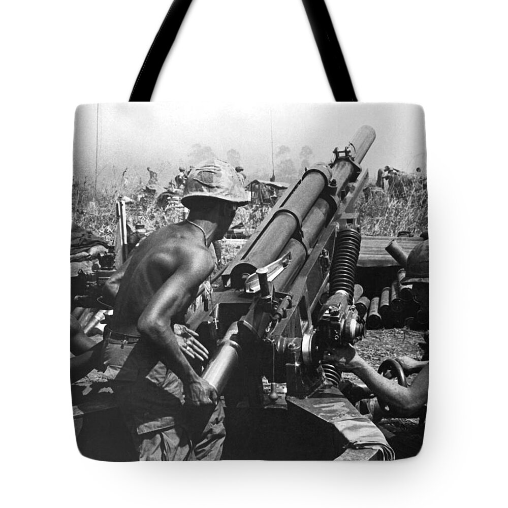 101st Airborne Division Tote Bag featuring the photograph Howitzer Crew In Action by Underwood Archives
