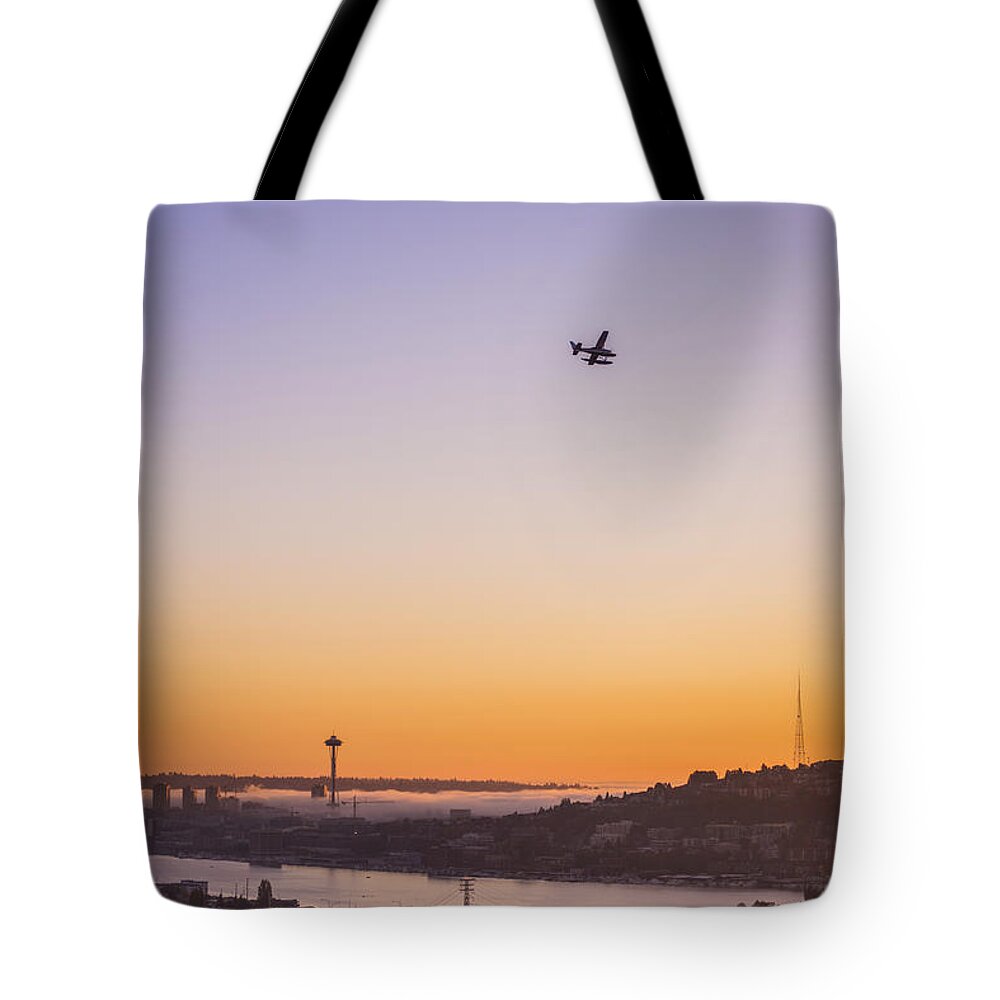 Air Traffic Tote Bag featuring the photograph Lake Union Landing by Pelo Blanco Photo