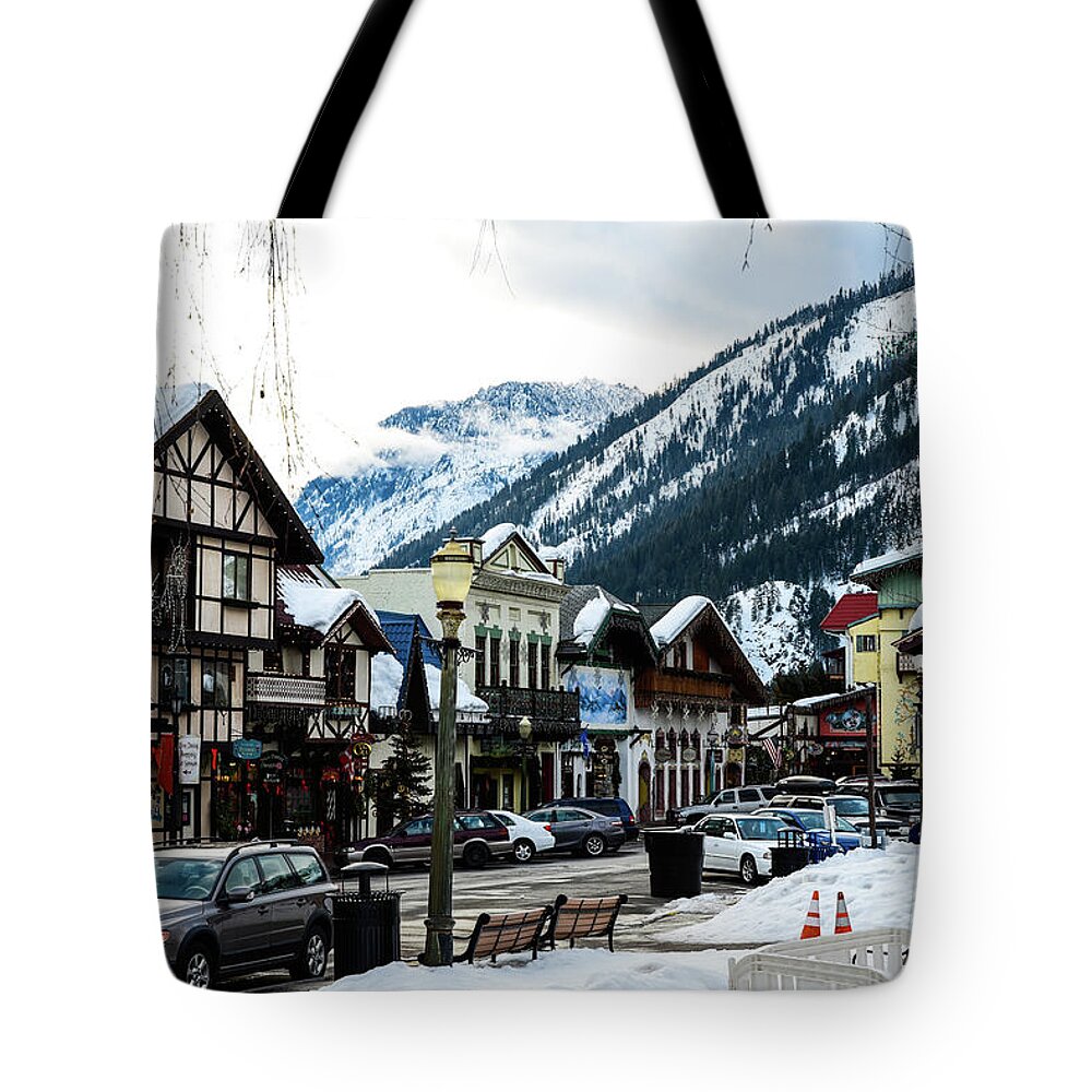 Leavenworth Kiosk With Snow Tote Bag featuring the photograph Leavenworth Kiosk with Snow by Tom Cochran