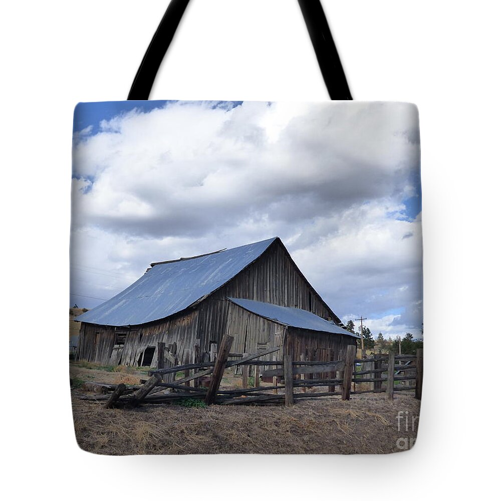 Barn Tote Bag featuring the photograph Lincoln County Barn by Charles Robinson