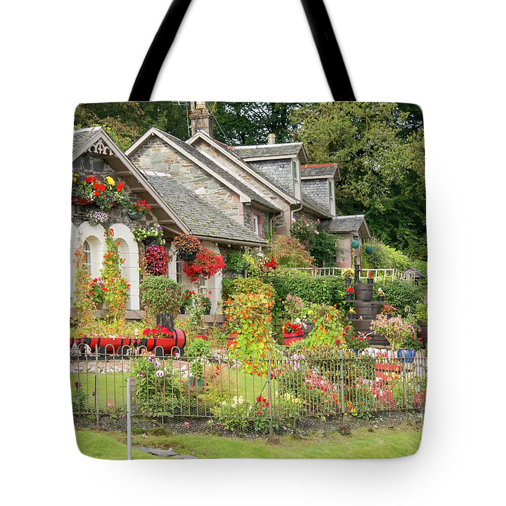 Loch Lomond Tote Bag featuring the photograph Loch Lomond Cottages by Bob Phillips