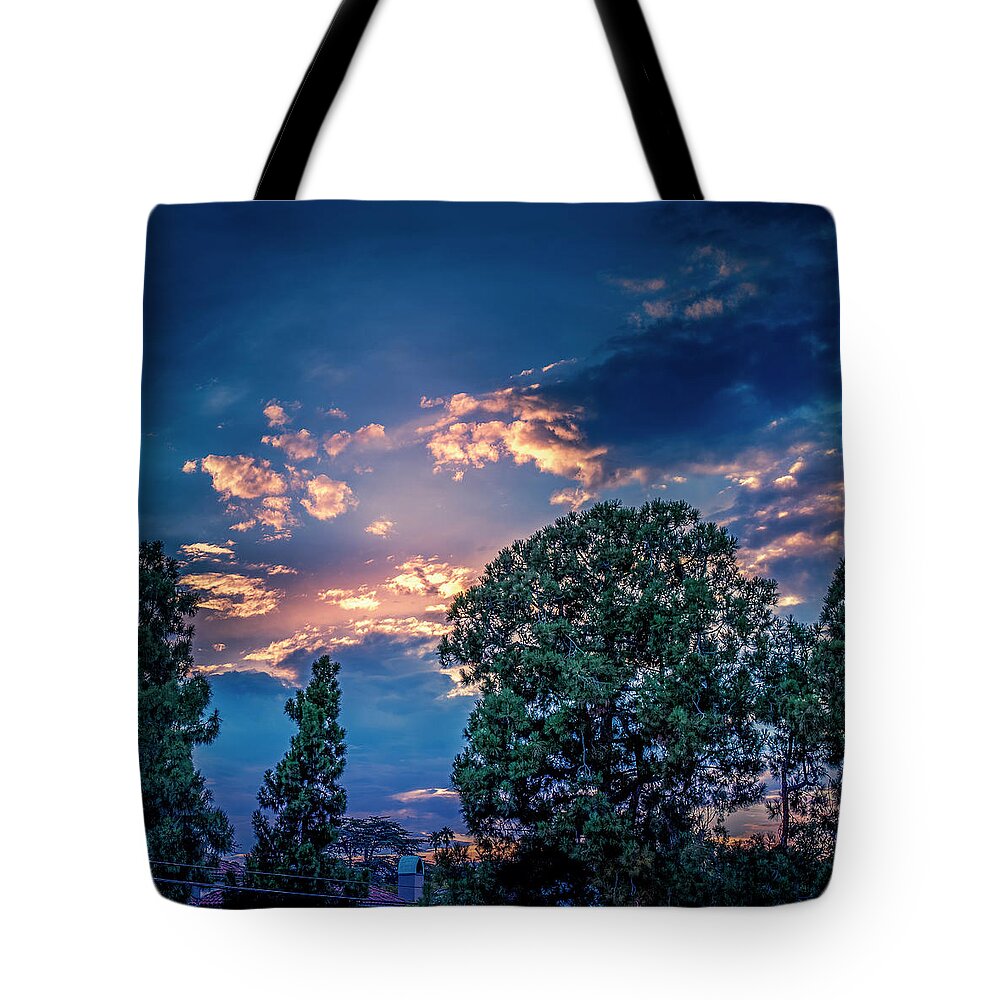 Sunset Tote Bag featuring the photograph Looking West At Sunset by Gene Parks