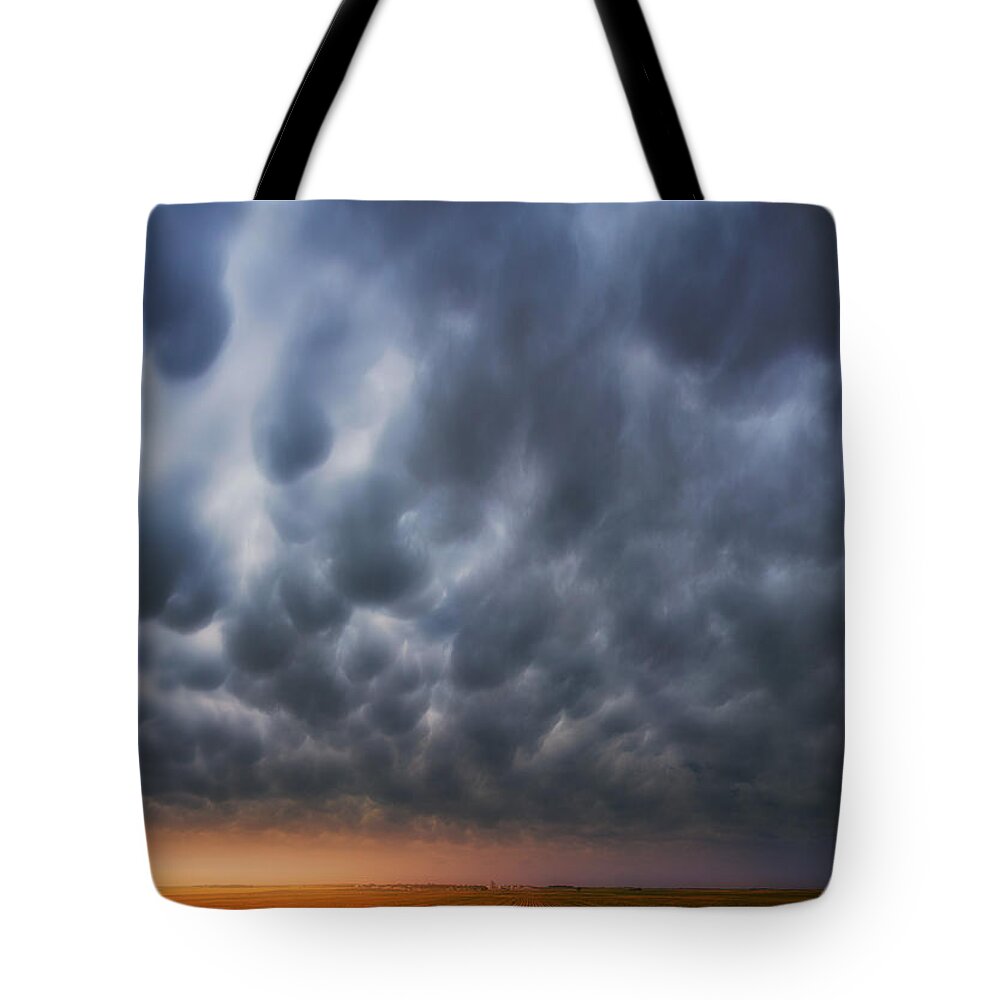 Mammatus Clouds Tote Bag featuring the photograph Mammatus over Madrid by Darren White