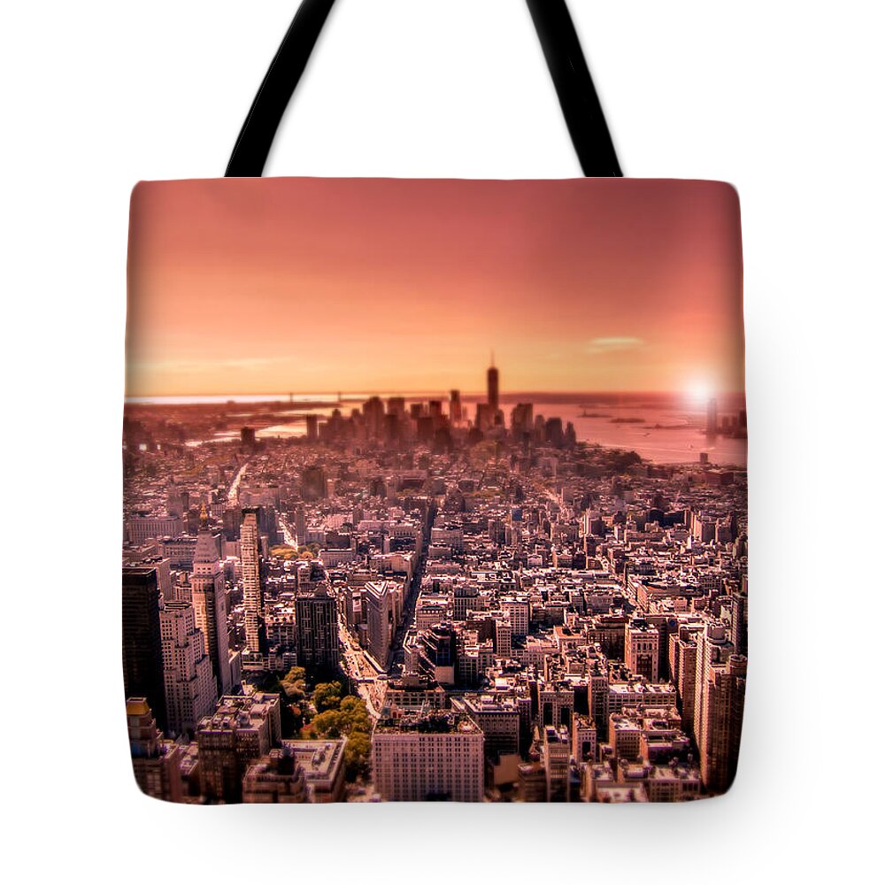 Newyork Tote Bag featuring the photograph Manhattan in red by Nicklas Gustafsson