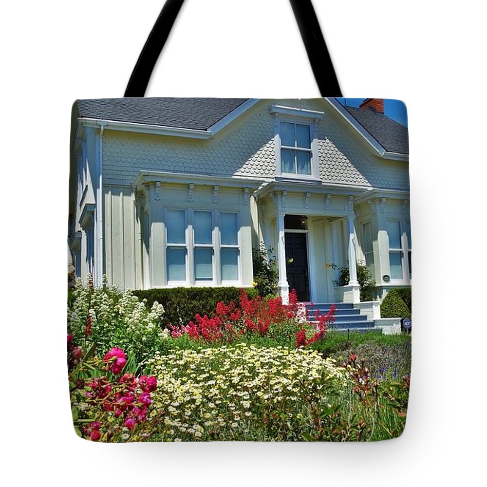 Mendocino Tote Bag featuring the photograph Mendocino Cottage by Lisa Dunn