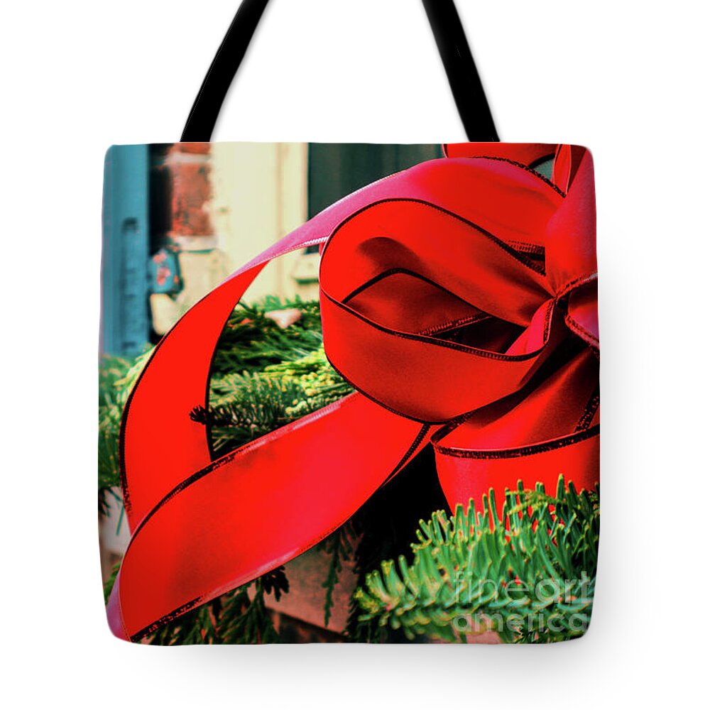 Colonial Tote Bag featuring the photograph Merry Christmas Window Bow by Sandy Moulder