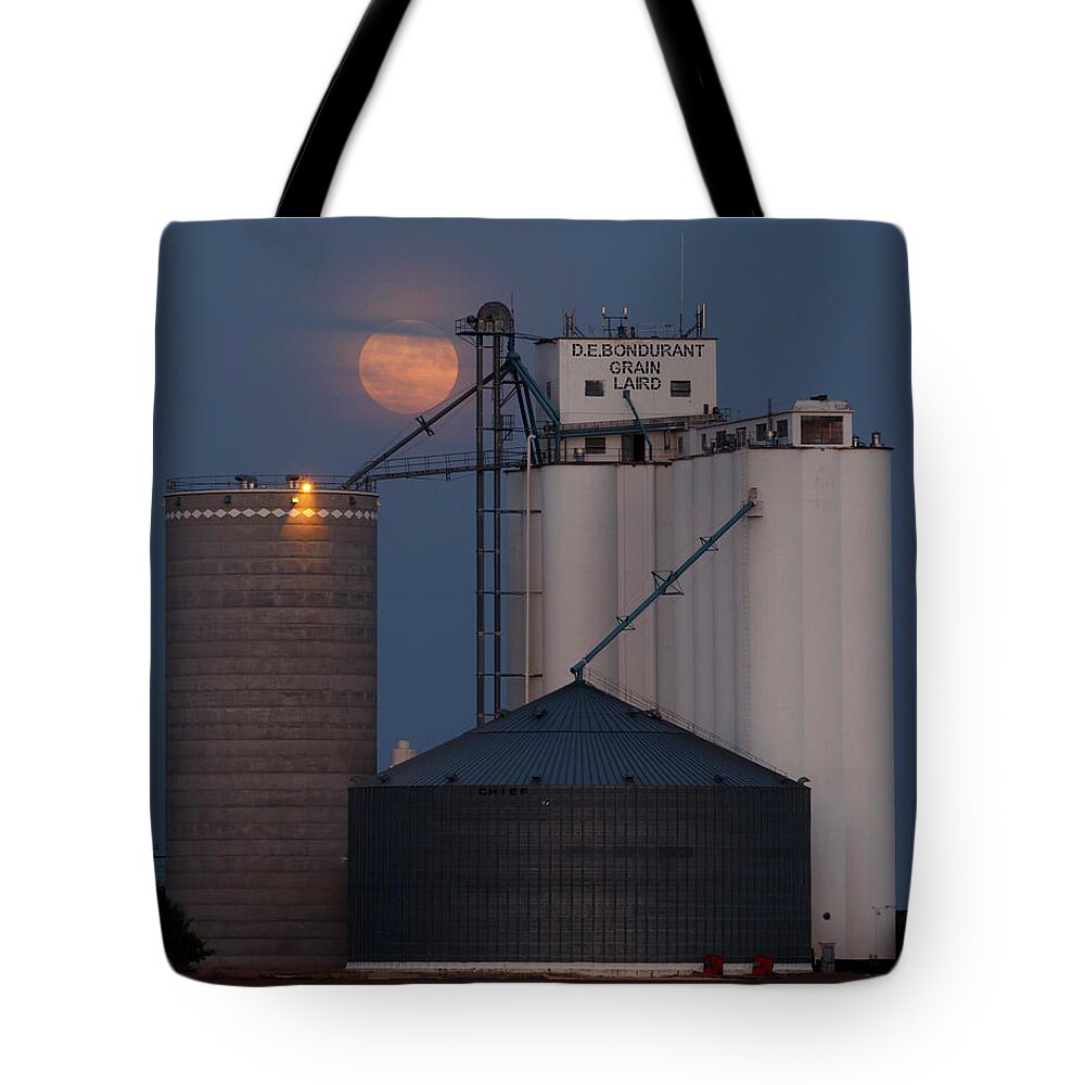 Kansas Tote Bag featuring the photograph Moonrise at Laird -01 by Rob Graham