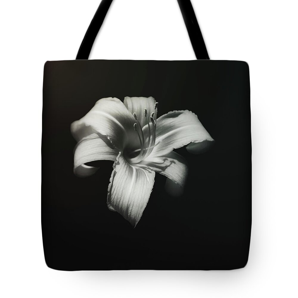 Black And White Lilies Tote Bags