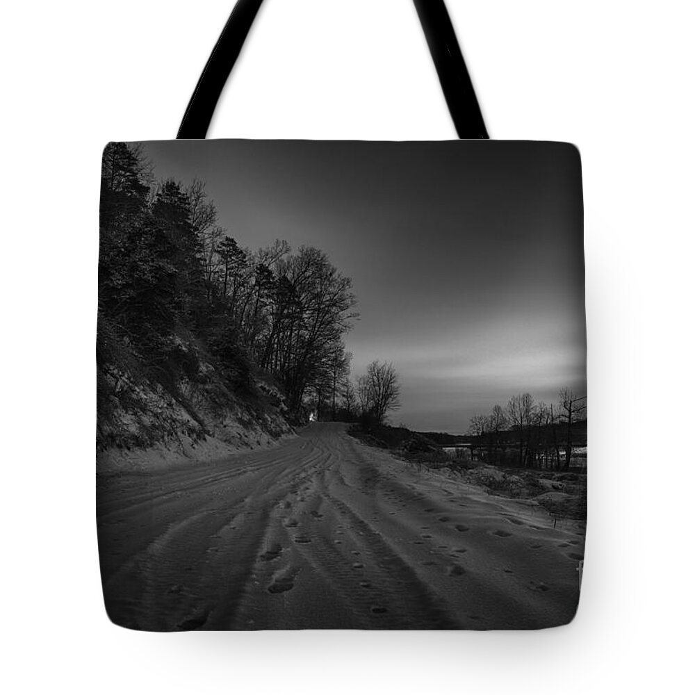 Blizzard Tote Bag featuring the photograph Neuland by Robert Loe