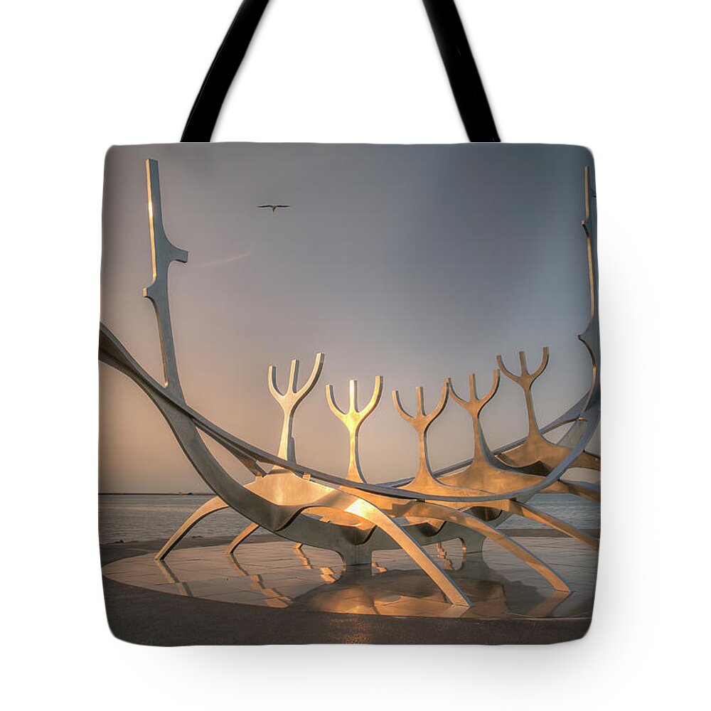 Sun Voyager Tote Bag featuring the photograph Ode to the Sun 0635 by Kristina Rinell