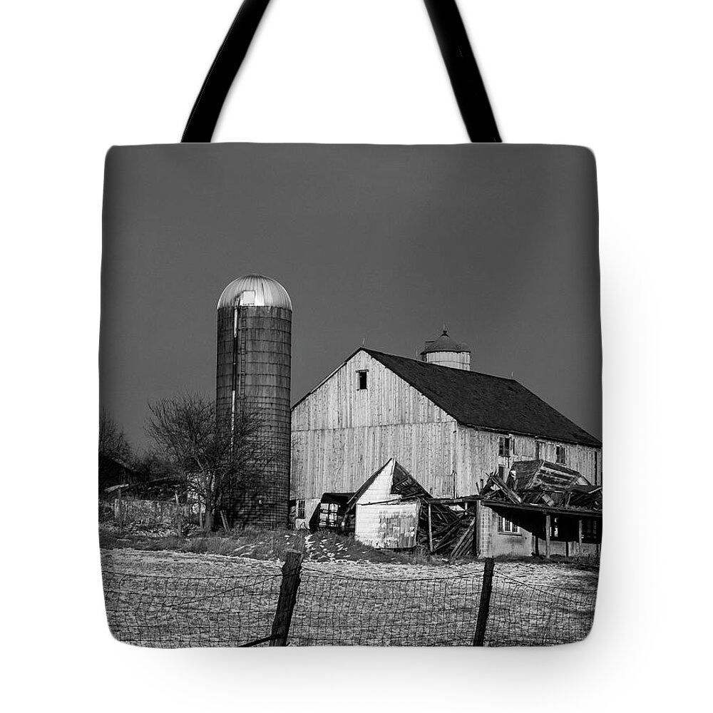 Rural America Tote Bag featuring the photograph Old Barn 1 by Paul Ross