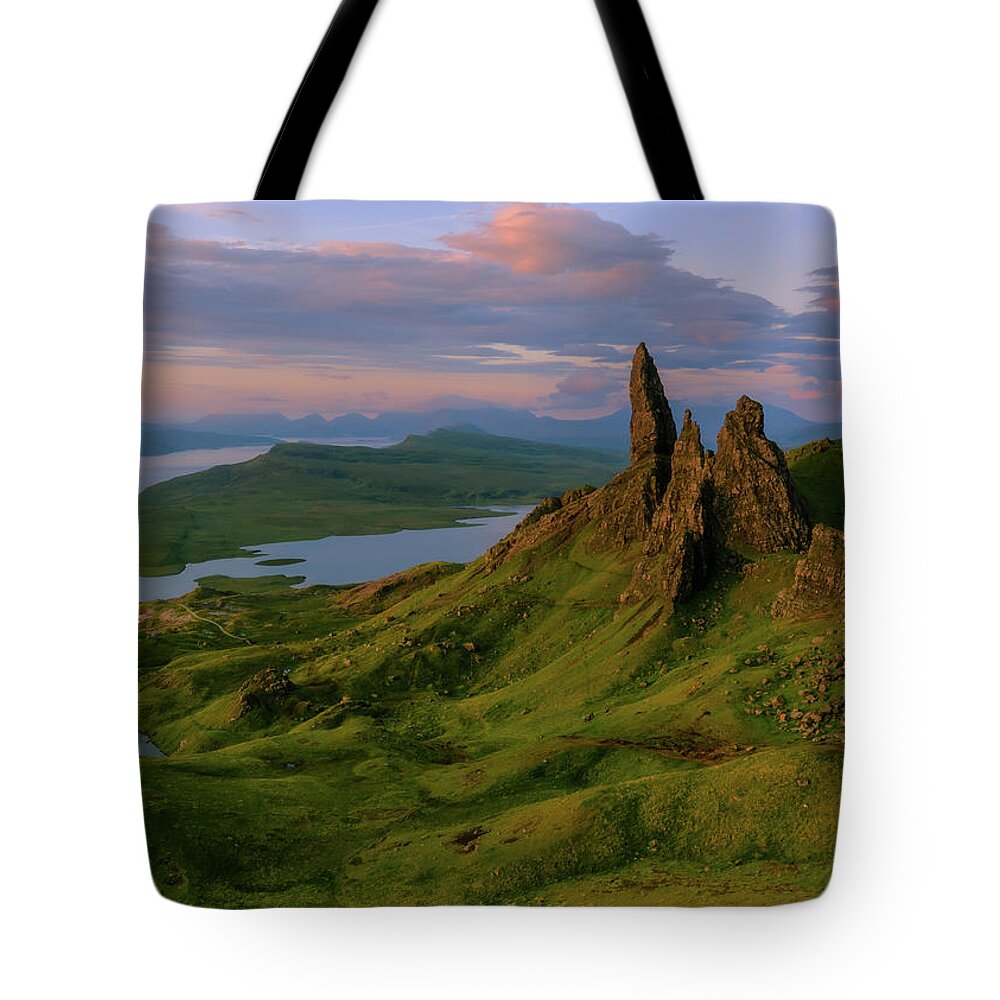 Skye Tote Bag featuring the photograph Old Man of Storr by Rob Davies