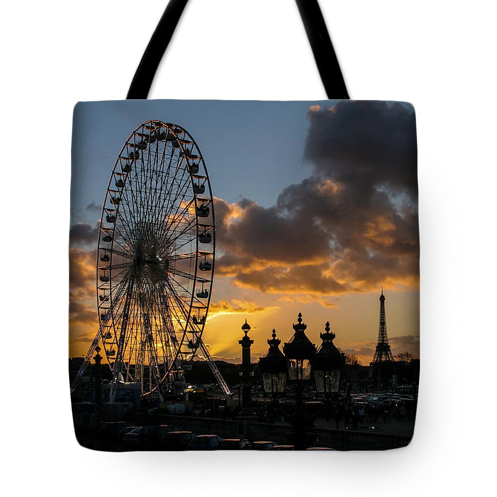 Paris Tote Bag featuring the photograph Parisan Ferris Wheel by Ed Lee