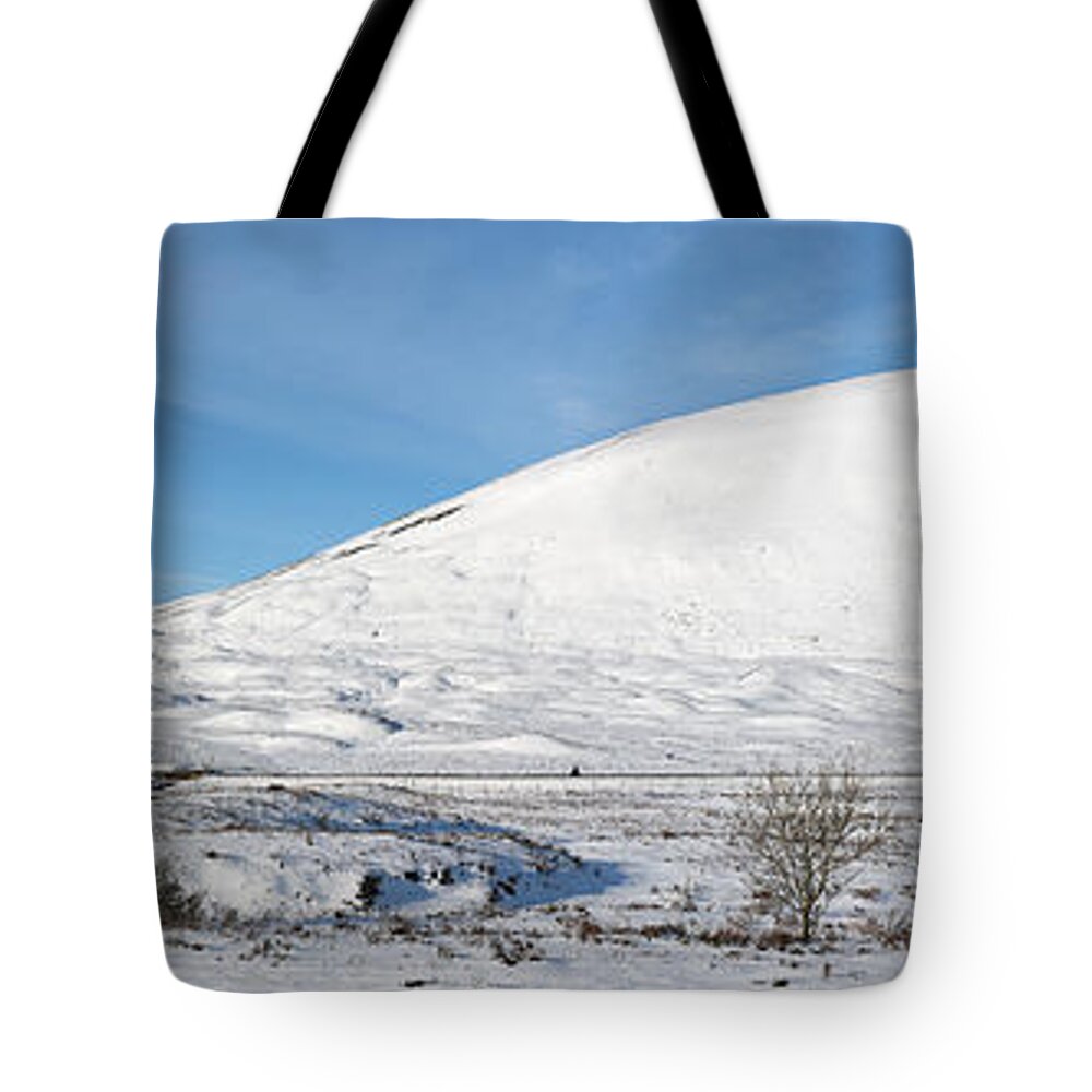 Pass Of Drumochter Tote Bag featuring the photograph Pass of Drumochter by Grant Glendinning