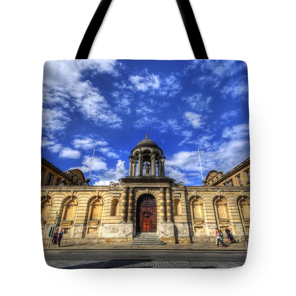 Yhun Suarez Tote Bag featuring the photograph Queens College - Oxford by Yhun Suarez