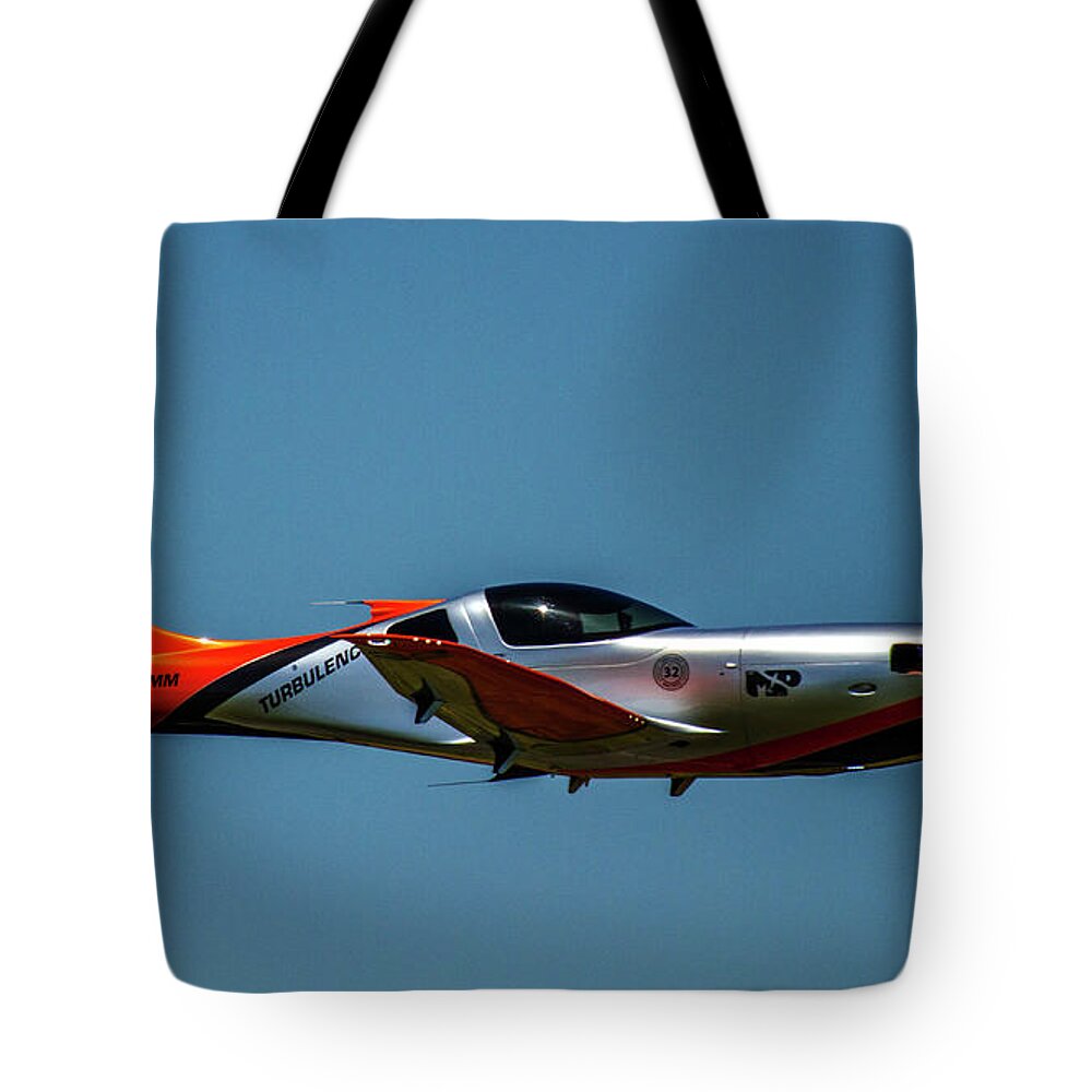Big Muddy Air Race Tote Bag featuring the photograph Race 32 fly by by Jeff Kurtz