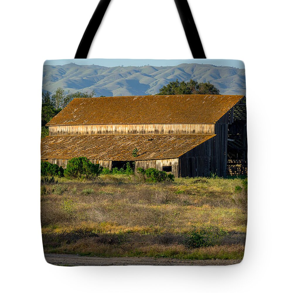 Old Barn Tote Bag featuring the photograph River Road Barn by Derek Dean