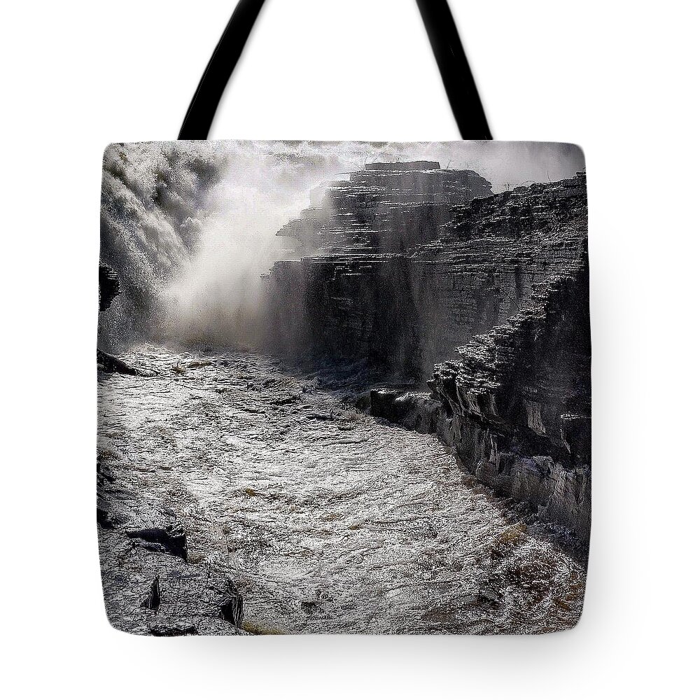  Tote Bag featuring the photograph Rush by Kendall McKernon