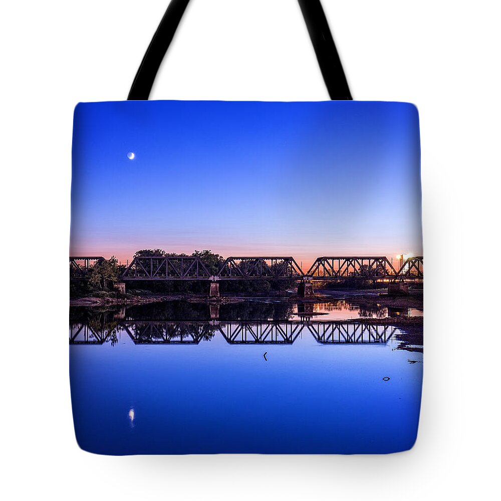 Columbus Tote Bag featuring the photograph Scioto Sunset Crossing by Alan Raasch