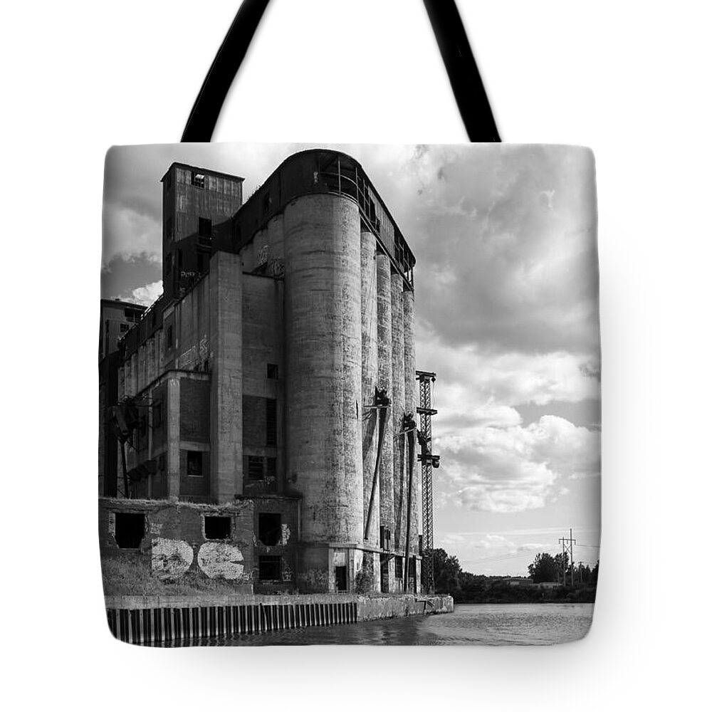 Buffalo Tote Bag featuring the photograph Silo City 4 by Peter Chilelli