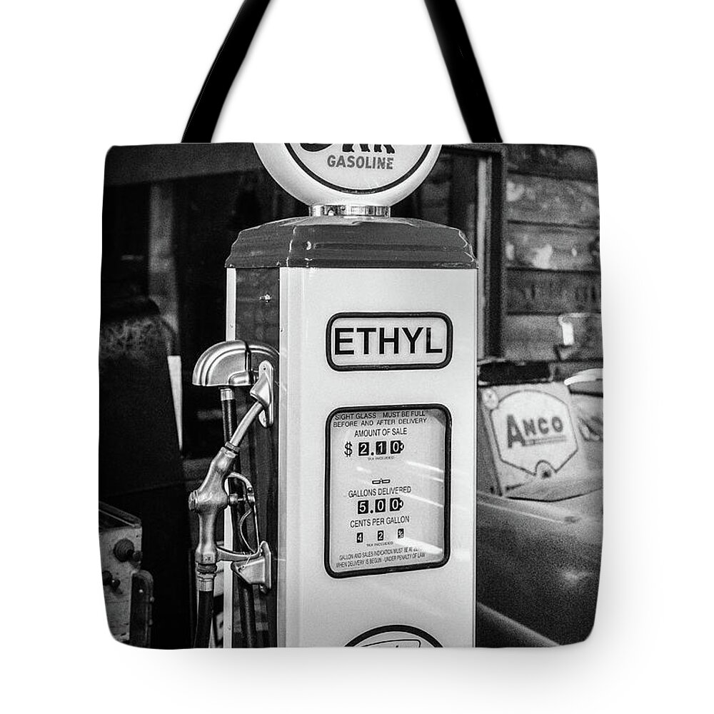 Old Gas Pump Tote Bag featuring the photograph Sinclair Dino Gas Pump by Matthew Pace