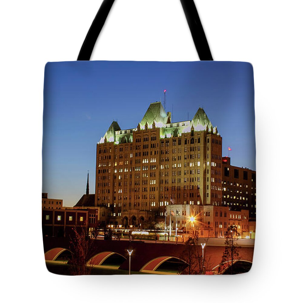 St. Louis Tote Bag featuring the photograph Saint Louis University Med Center by Holly Ross