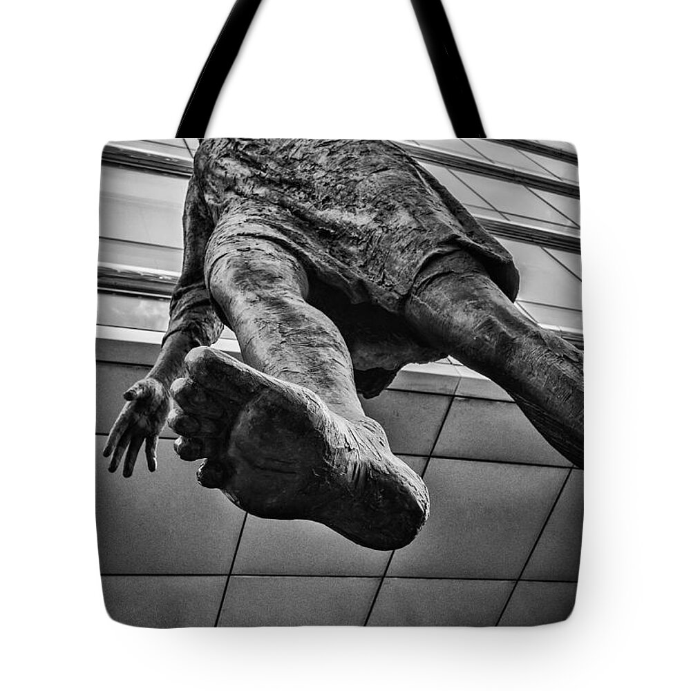 Step Tote Bag featuring the photograph Stepping Forward by Pablo Lopez