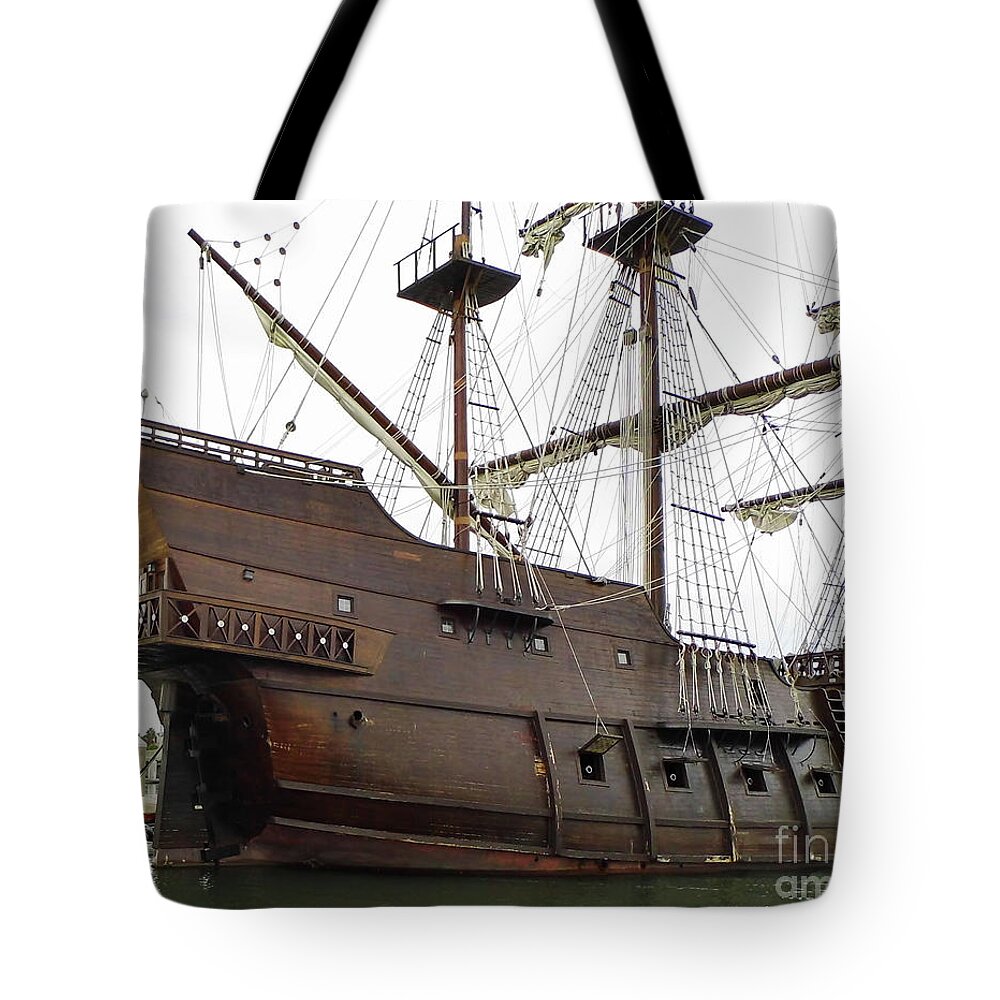 El Galeon Tote Bag featuring the photograph Stern Lamp And Balcony by D Hackett