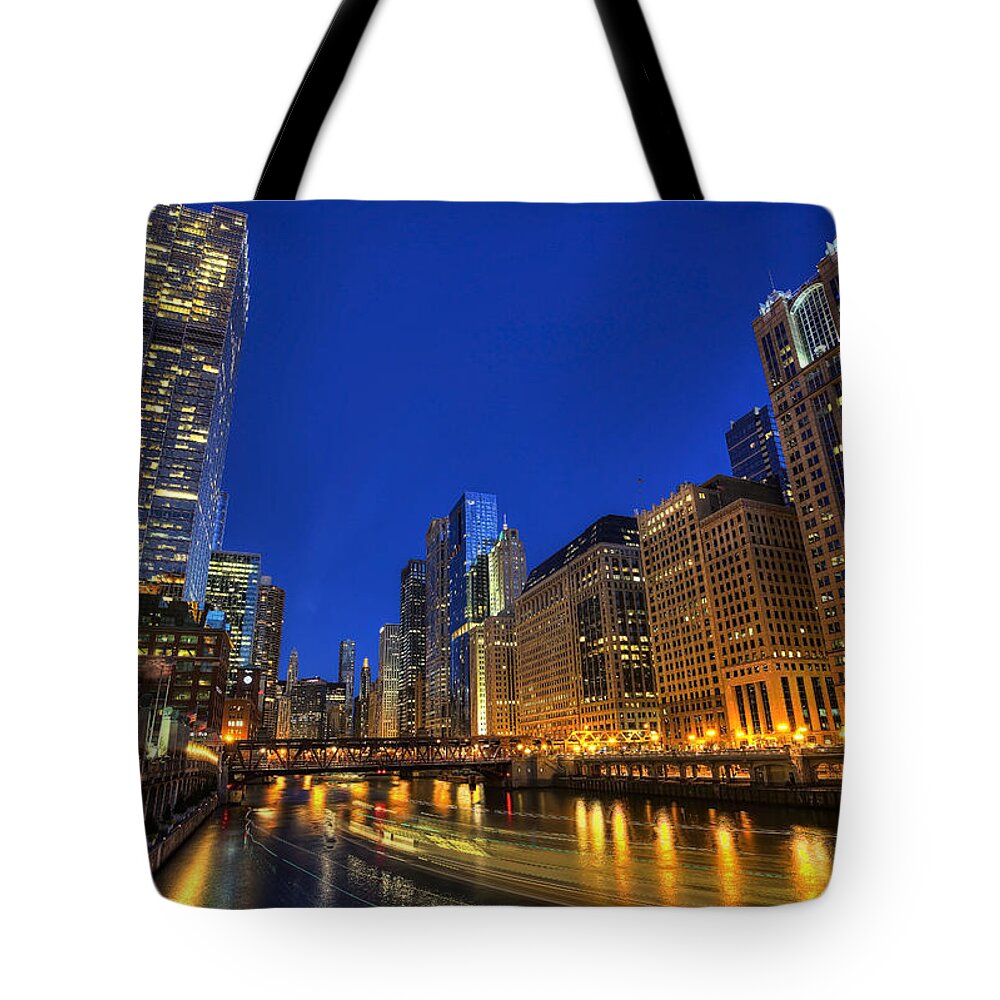 Chicago Tote Bag featuring the photograph The Busy River in Chicago by Shawn Everhart