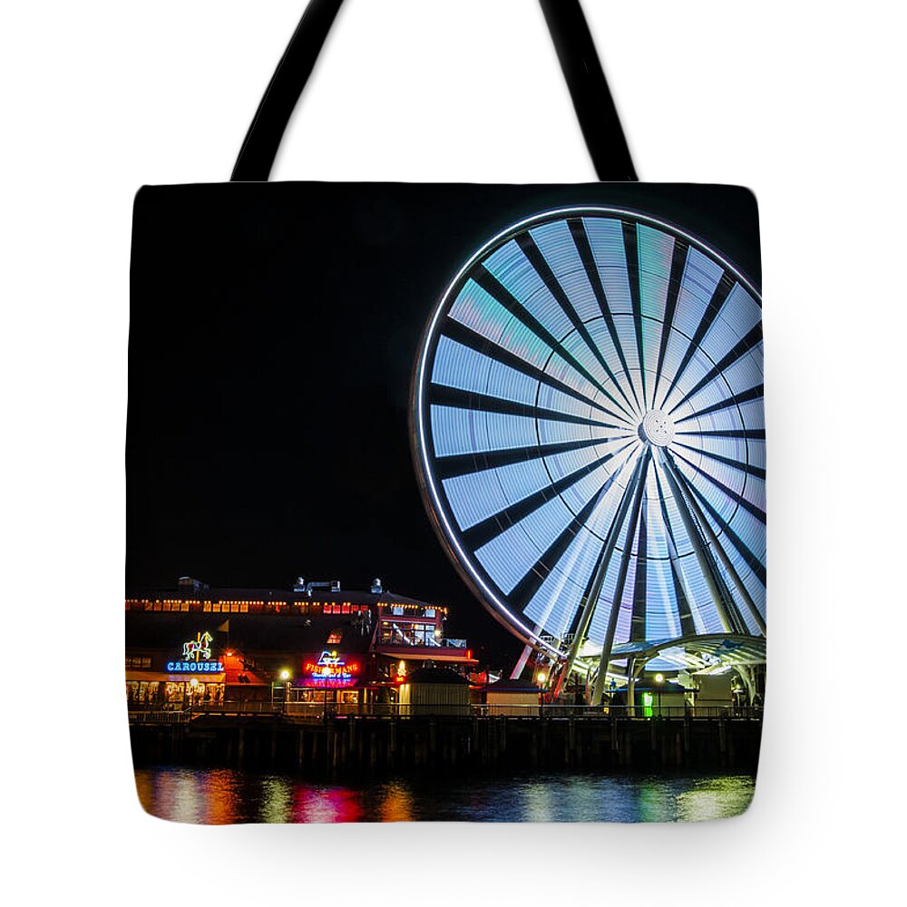 Sky Tote Bag featuring the photograph The Seattle Great Wheel 3 by Pelo Blanco Photo