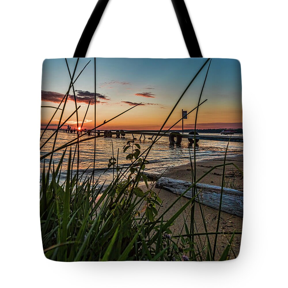 Sunset Tote Bag featuring the photograph Tonights sunset by Joe Holley