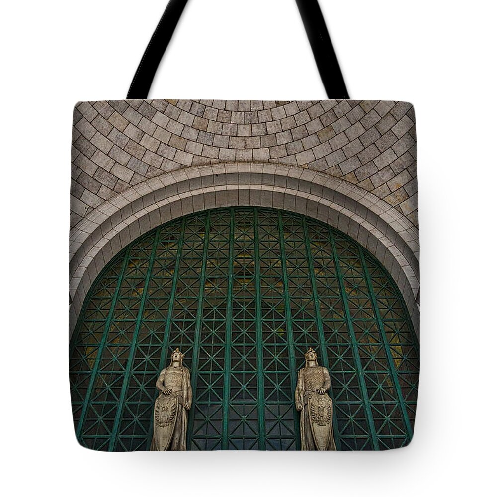 Union Station Tote Bag featuring the photograph Union Station Entrance Arch by Stuart Litoff