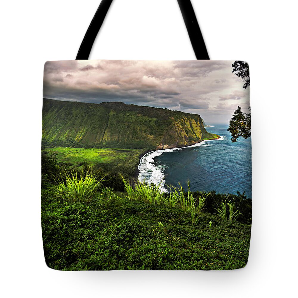 Hawaii Tote Bag featuring the photograph Waipio Valley by Thomas Ashcraft