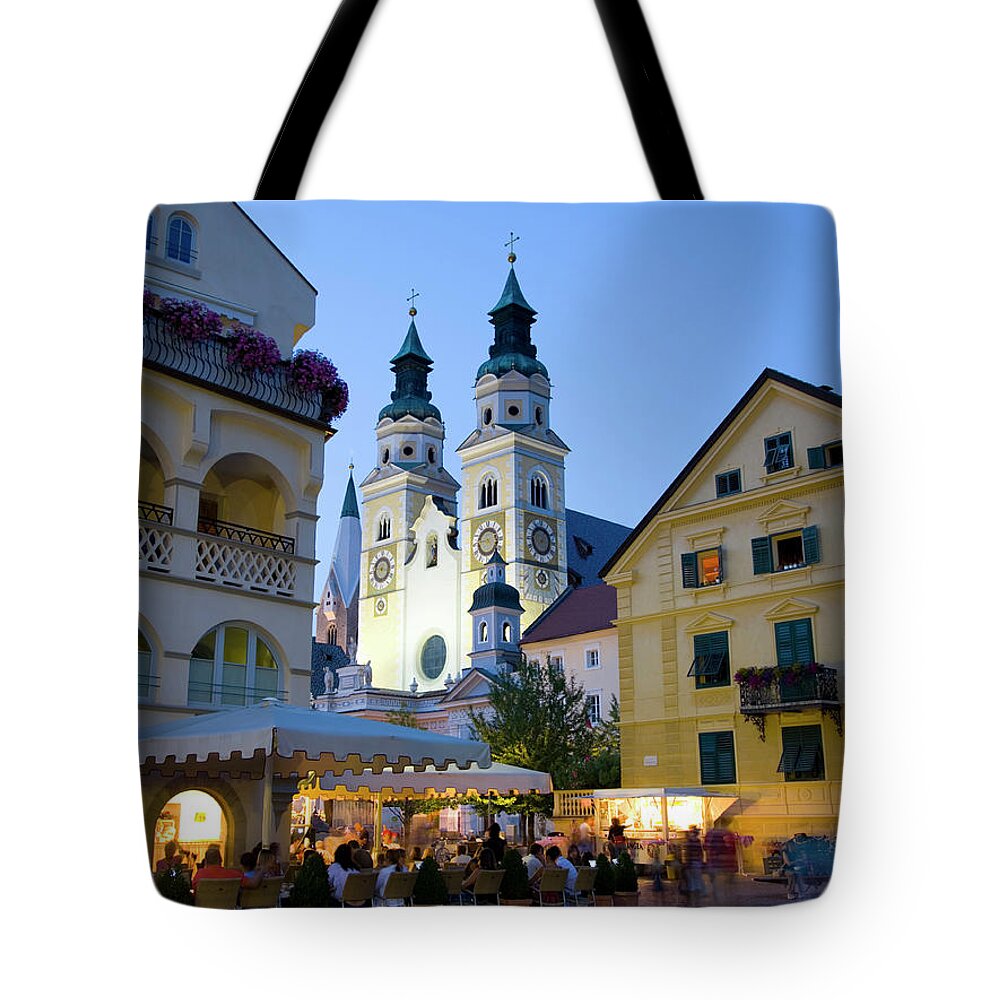 Arch Tote Bag featuring the photograph Alfresco Dining In Piazza Del Duomo #1 by David C Tomlinson