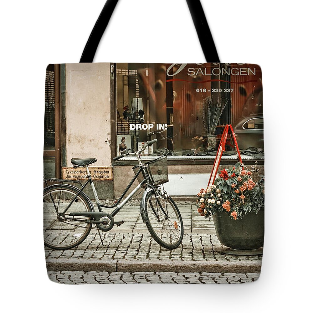 Urban Tote Bag featuring the photograph Drop In by Maggie Terlecki