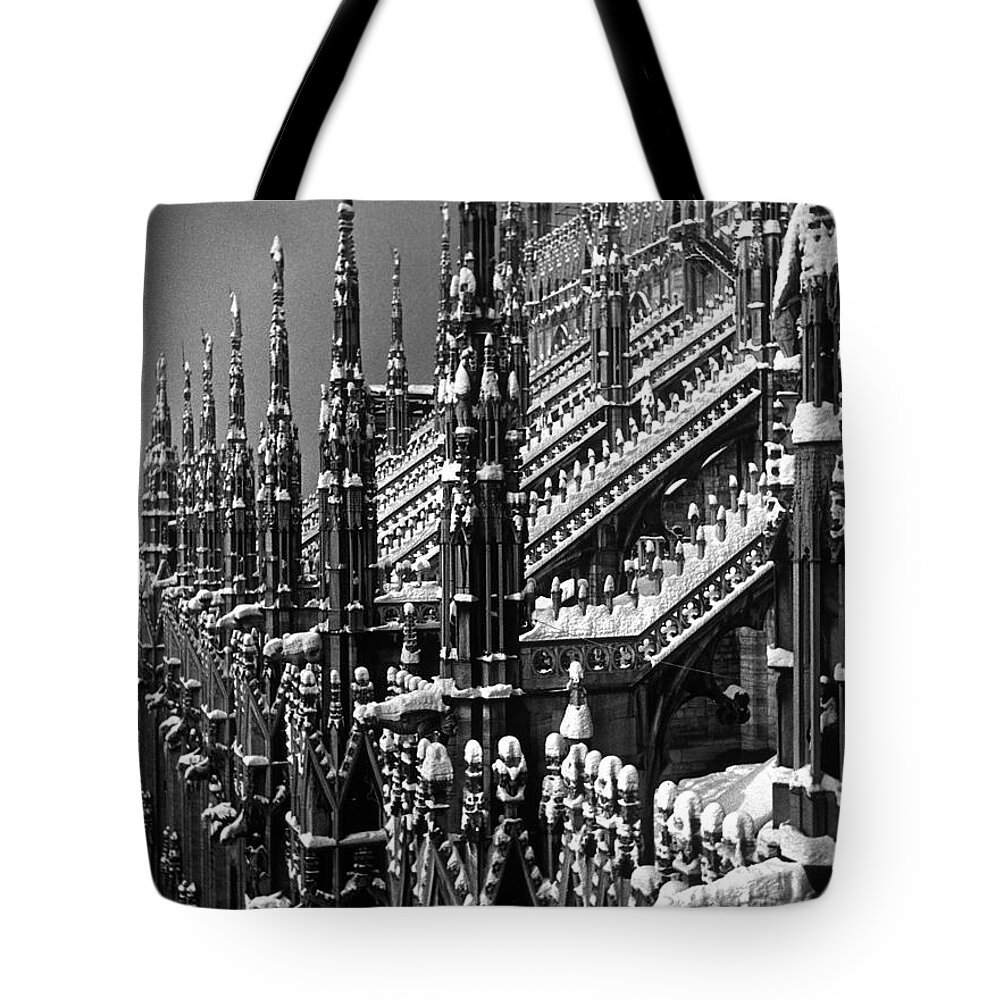 Duomo Tote Bag featuring the photograph Duomo Di Milano by Alfred Eisenstaedt