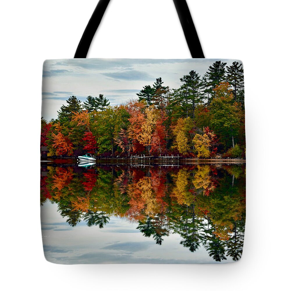 Autumn Tote Bag featuring the photograph Grand Finale by Carolyn Mickulas