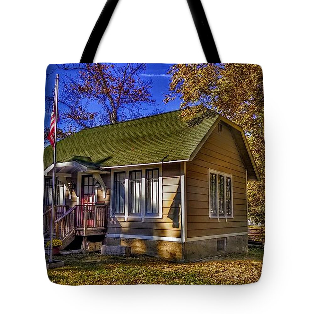 Lincoln Park Tote Bag featuring the photograph Lincoln Park History Museum by Christopher Lotito