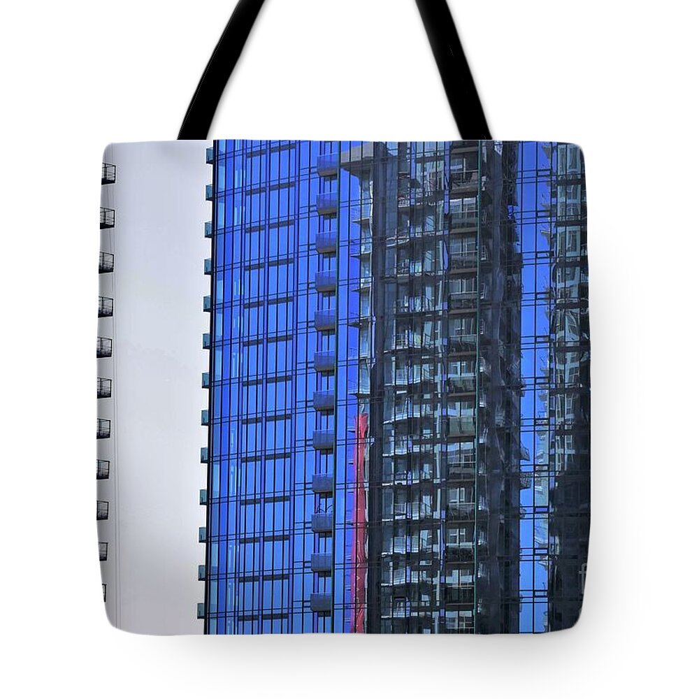 Los Angeles Tote Bag featuring the photograph Los Angeles Series - High Rise Reflection by Lee Antle