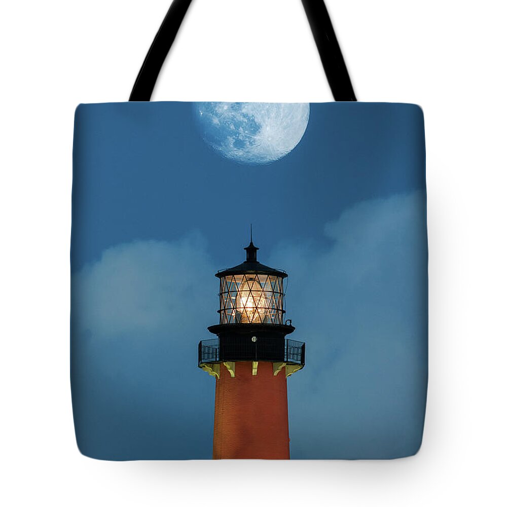 Jupiter Lighthouse Tote Bag featuring the photograph Moon Over Jupiter Lighthouse by Kim Seng