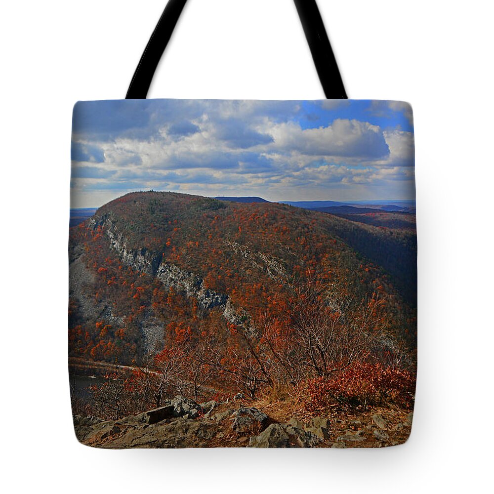 Mount Minsi And The Delaware River From Mount Tammany Tote Bag featuring the photograph Mount Minsi and the Delaware River from Mount Tammany by Raymond Salani III