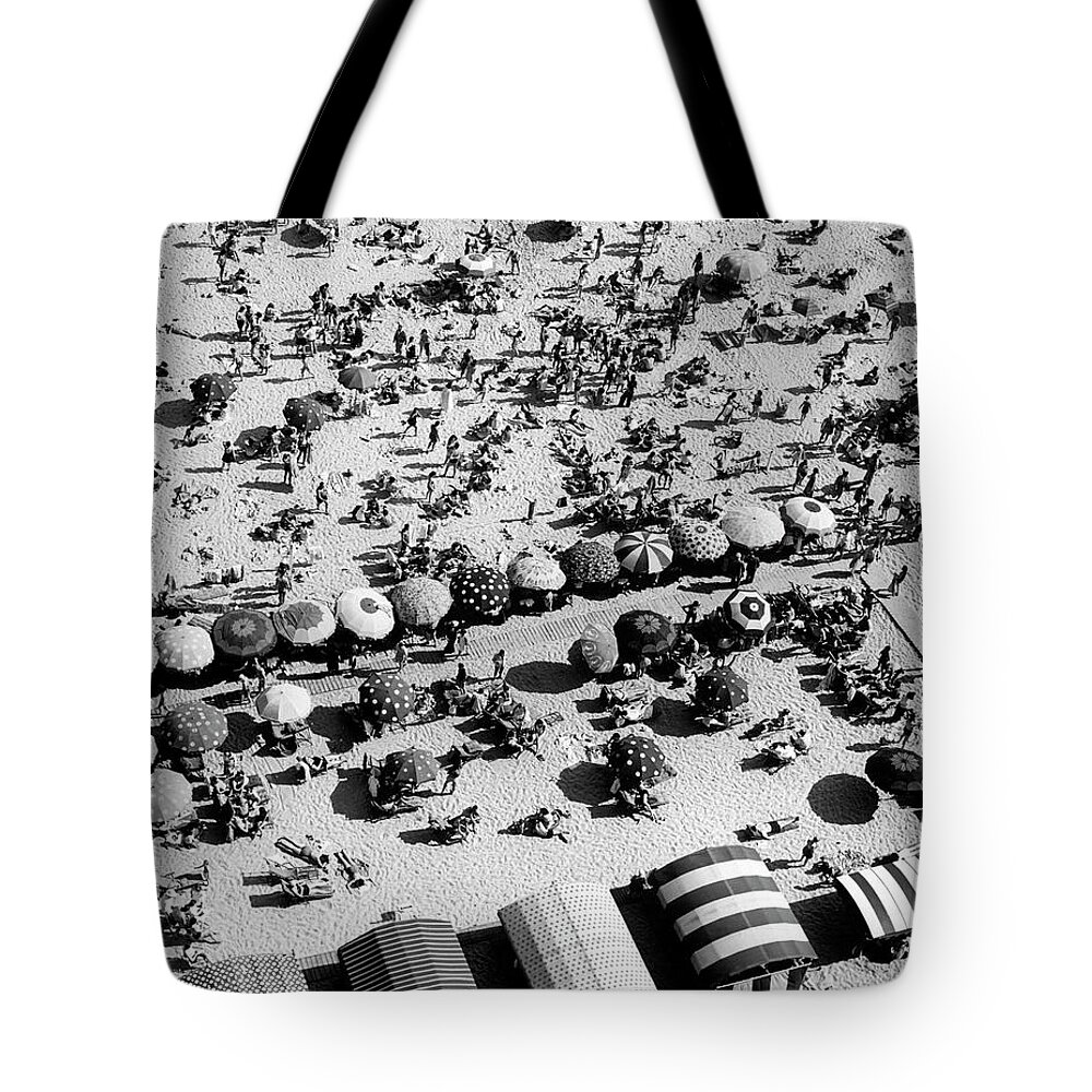 1940-1949 Tote Bag featuring the photograph New Jersey Beach by Alfred Eisenstaedt