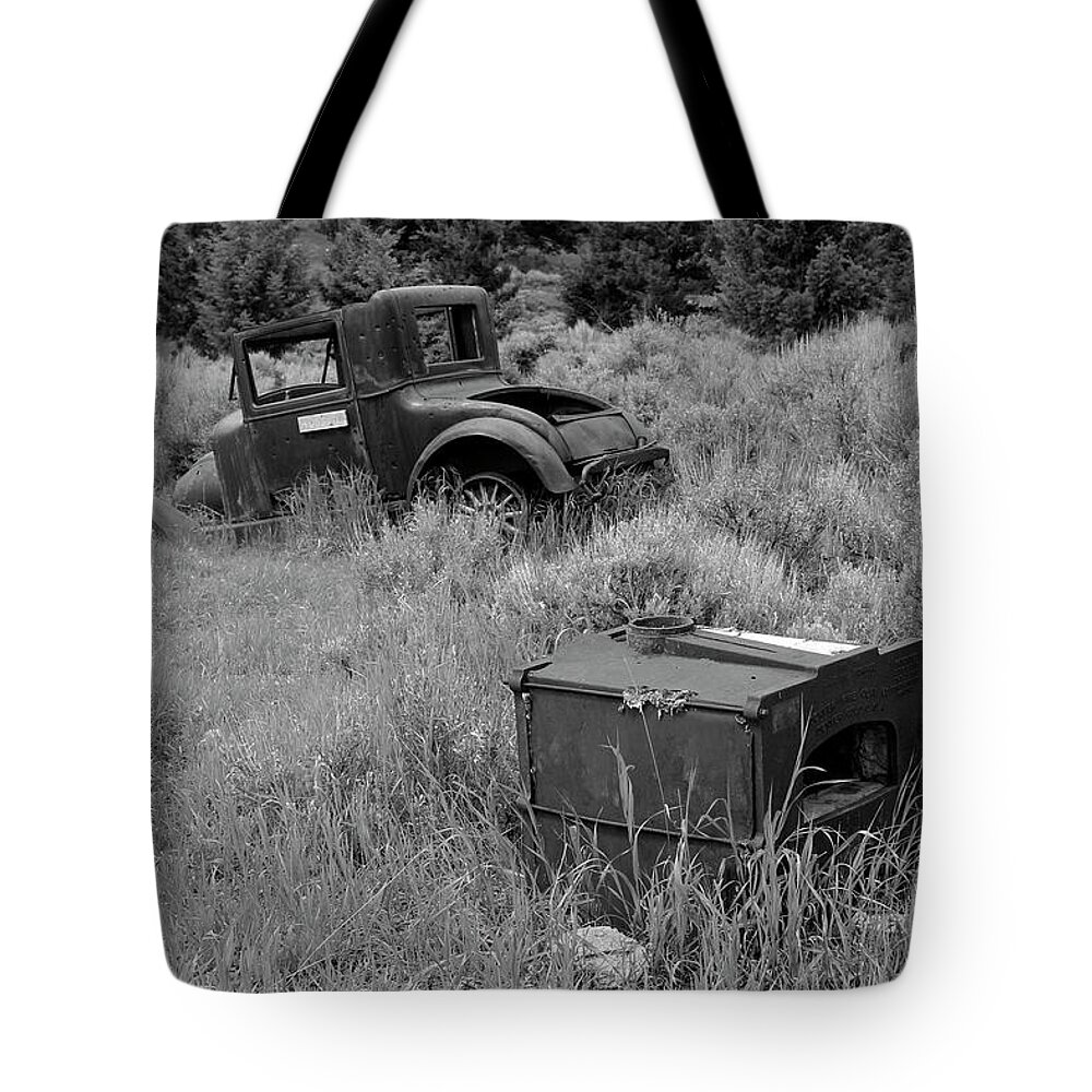 Elkhorn Mt Tote Bag featuring the photograph Old Hudson by Gary Gunderson