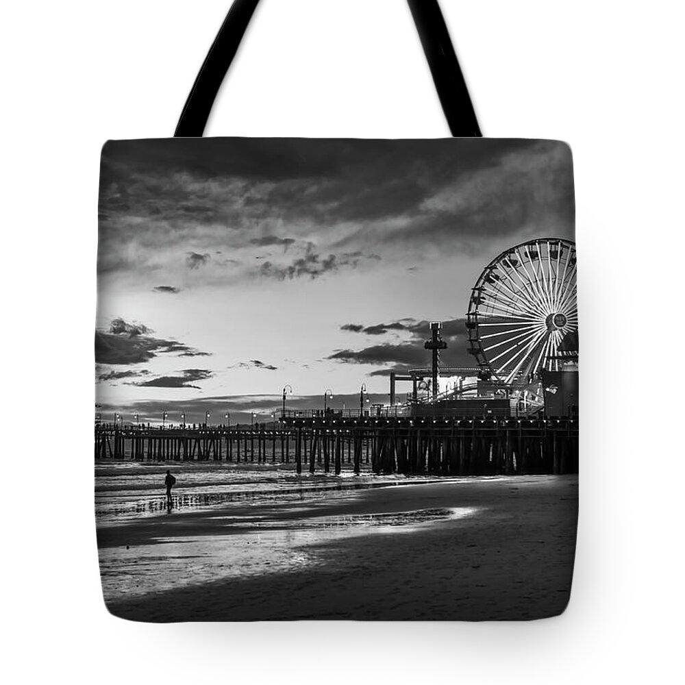 Los Angeles Tote Bag featuring the photograph Pacific Park - Black And White by Gene Parks