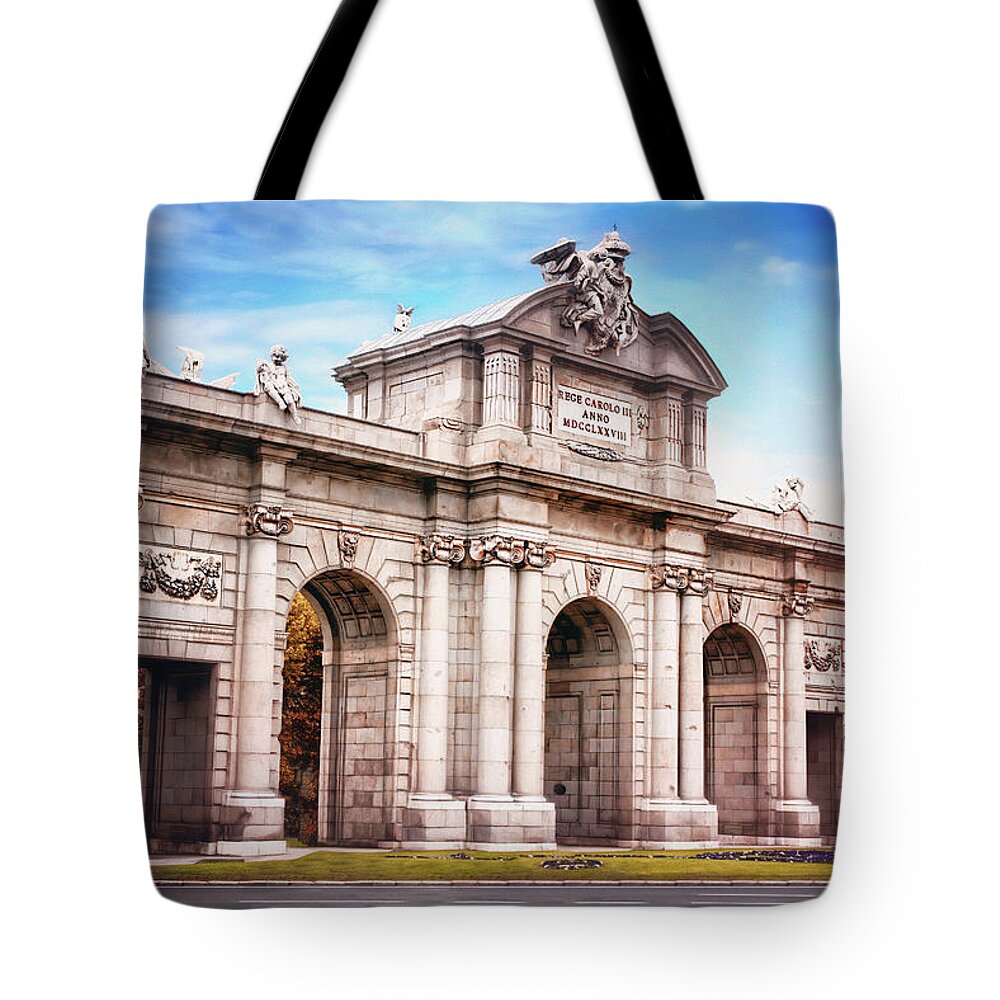 Plaza Independencia Tote Bags