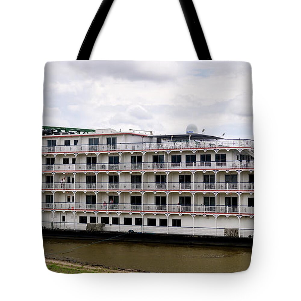 Queen Of The Mississippi Tote Bag featuring the photograph Queen in Marietta by Holden The Moment