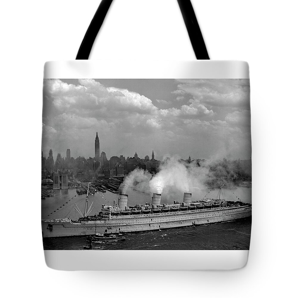 Old Manhattan Tote Bag featuring the photograph Queen Mary entering New York Harbor, 1945 by Doc Braham