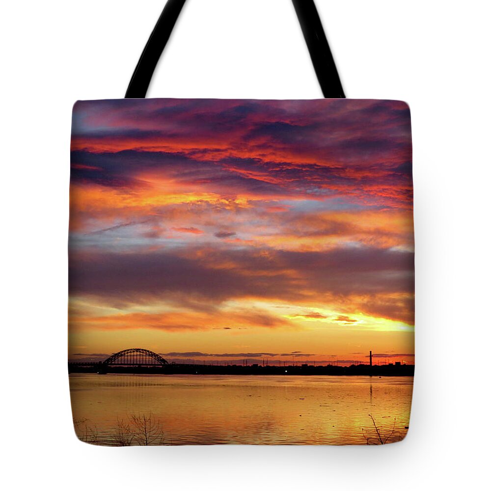 Sunsets Tote Bag featuring the photograph Sunset on the Delaware No. Two by Linda Stern