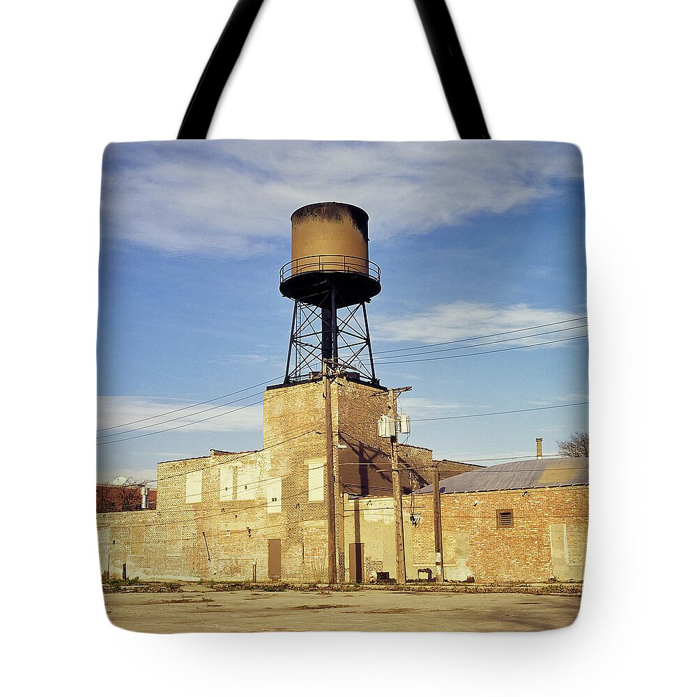 Built Structure Tote Bag featuring the photograph Vanishing Water Tanks Of Chicago City by Fstoplight