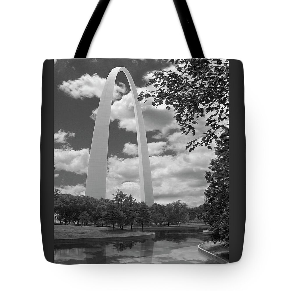 Landmarks Tote Bag featuring the photograph Jefferson National Expansion Memorial #1 by Mike McGlothlen